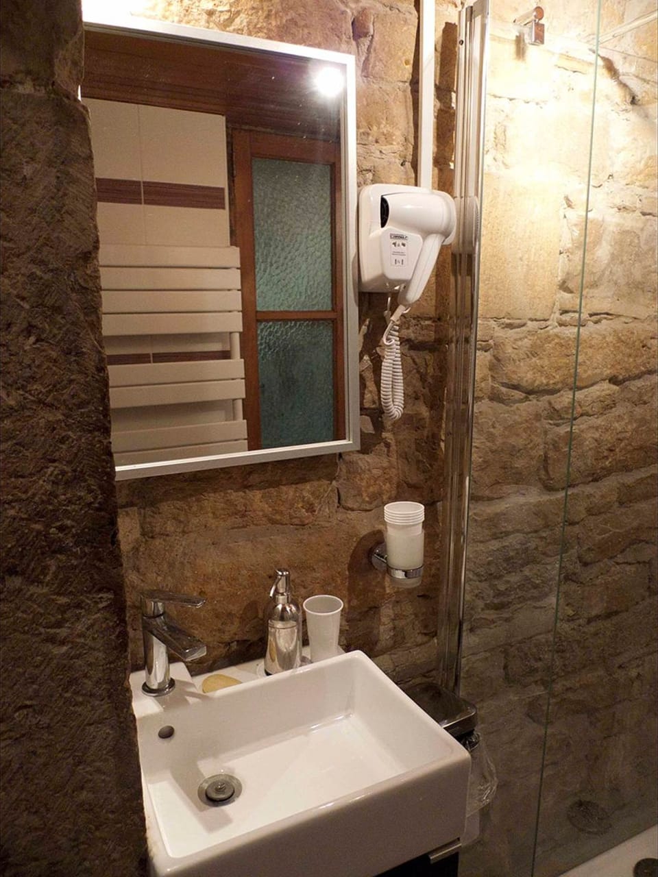le lavabo avec un placard en dessous