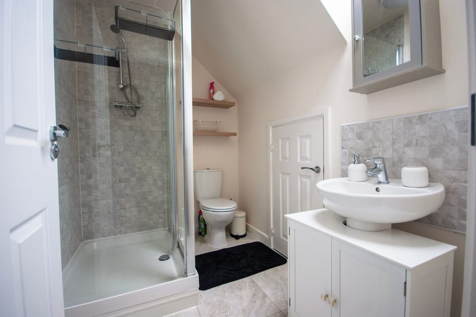 Cozy Coventry Retreat - 3 Bedroom House House in Coventry