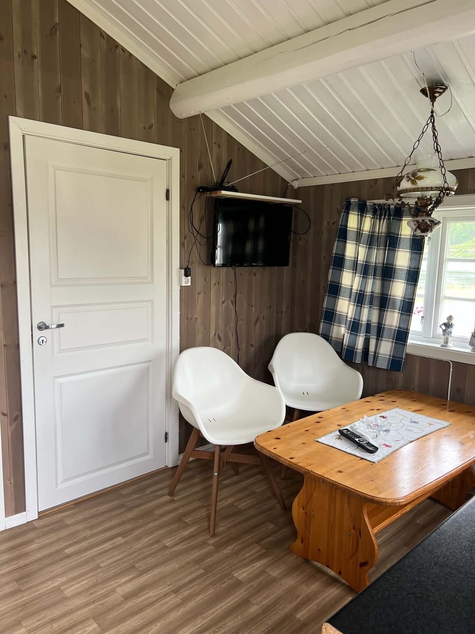 Cozy up in the warm sitting corner – perfect for relaxing after a day in the mountains
