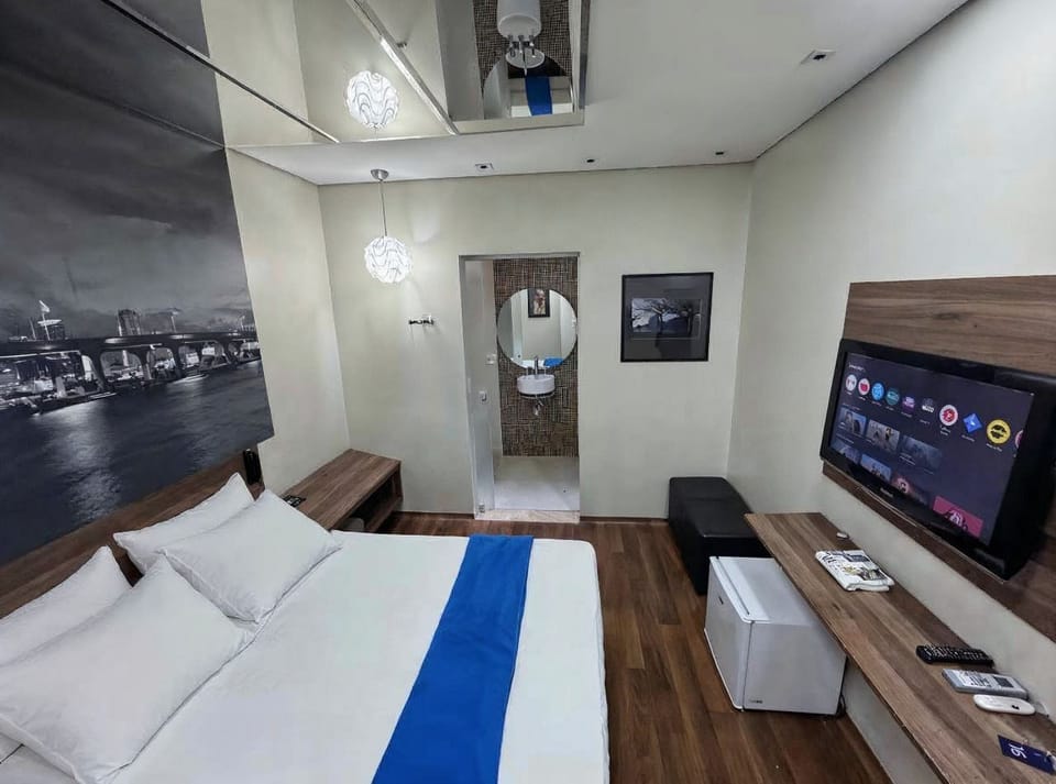 Comfort Suite | Hypo-allergenic bedding available, minibar, cribs (free), WiFi (free)