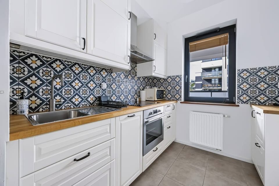 Warsaw apartment with private underground parking, balcony & great location in Wola | Book now with Rentujemy
