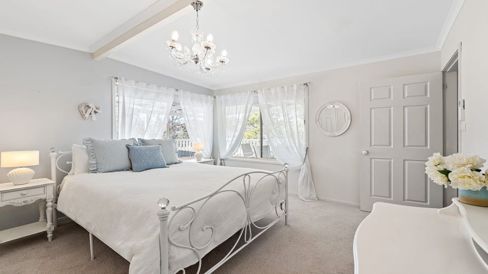 Seashells at the Bay | Bedroom 1 | Queen | Linen included | Air conditioning