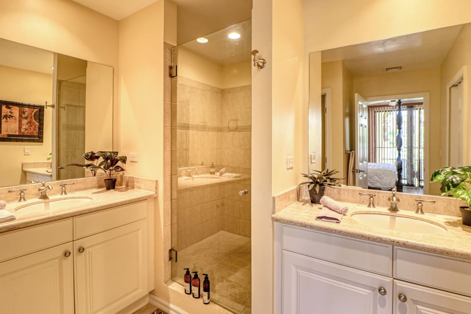 Walkable Coco Beach Condo w/ Balcony, Pool Apartment in Coco