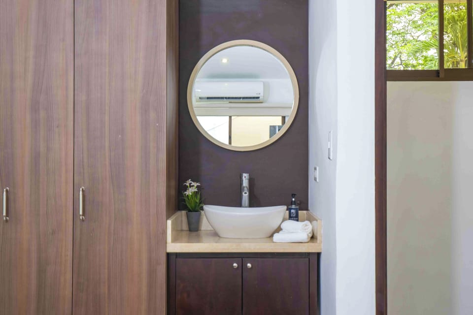 Ground-floor Studio w/ Pool Access, Walk to Beach! Apartment in Coco