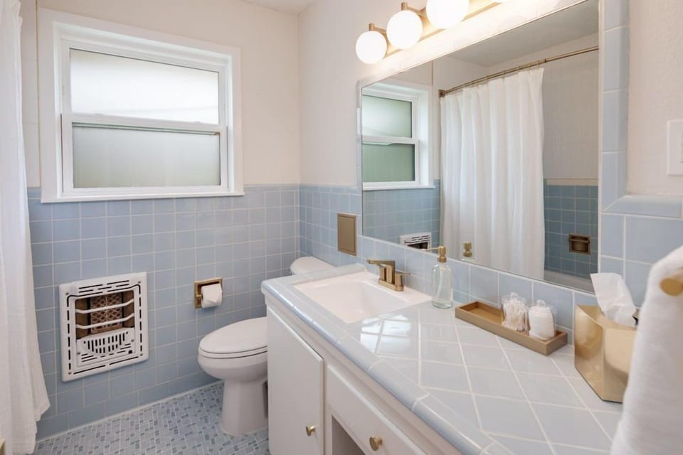 Shared Bathroom with shower/tub