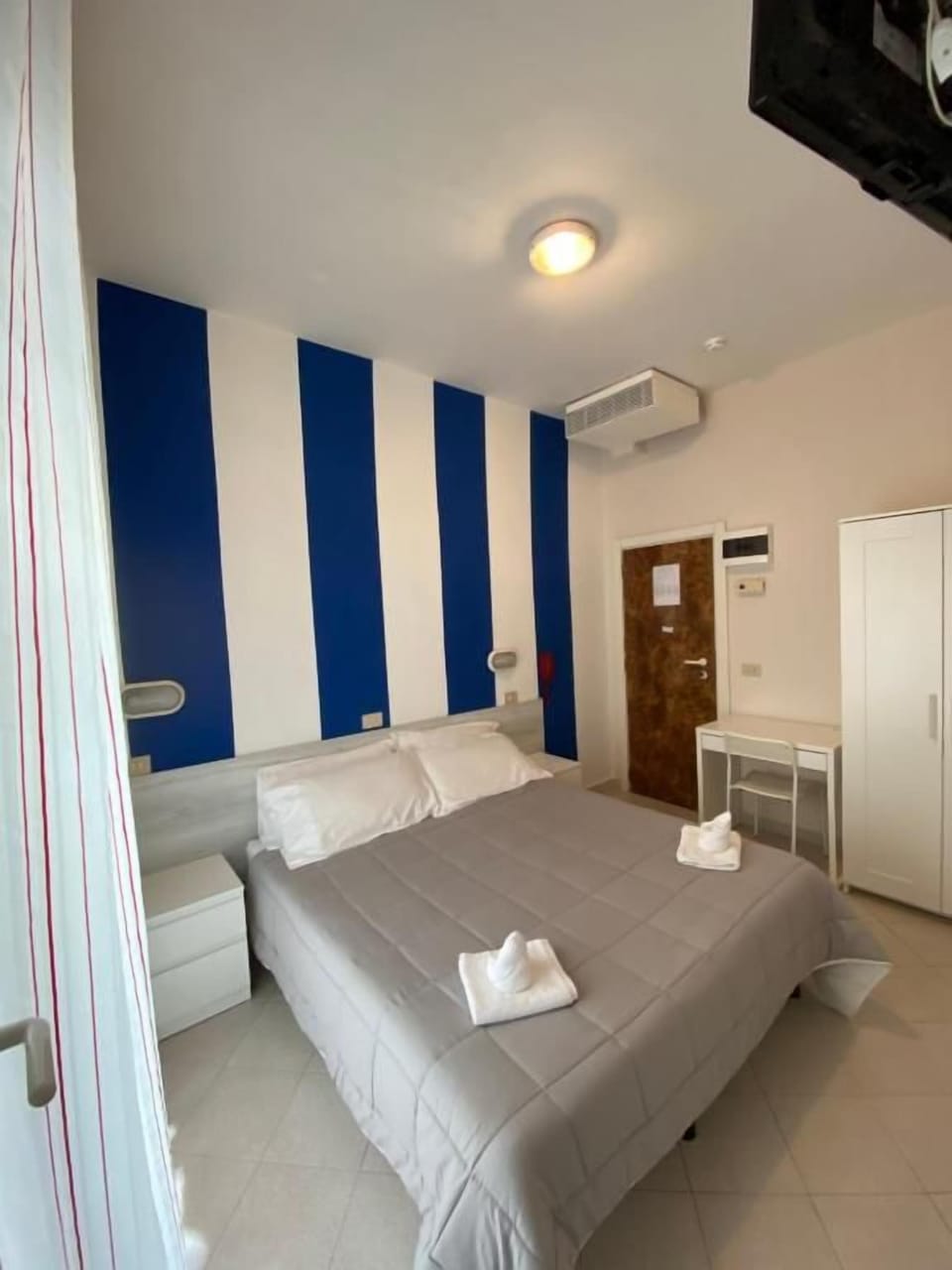 In-room safe, WiFi (free)