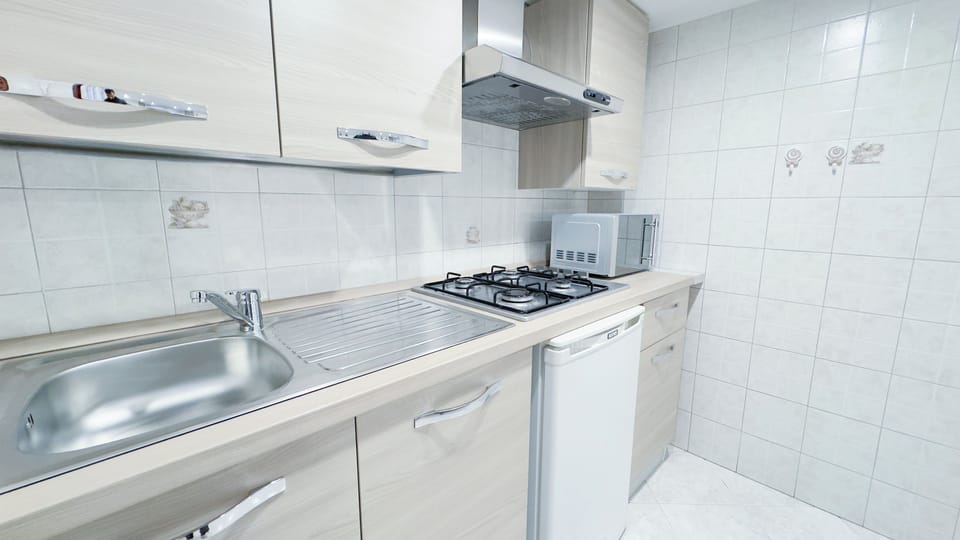 Studio (1 Bedroom) | Private kitchenette | Microwave, highchair
