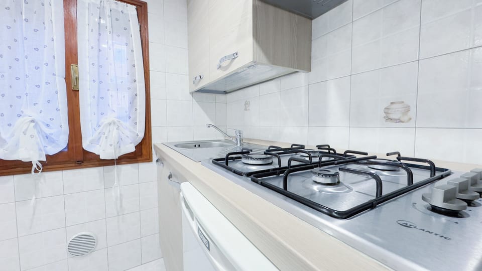 Studio (1 Bedroom) | Private kitchenette | Microwave, highchair