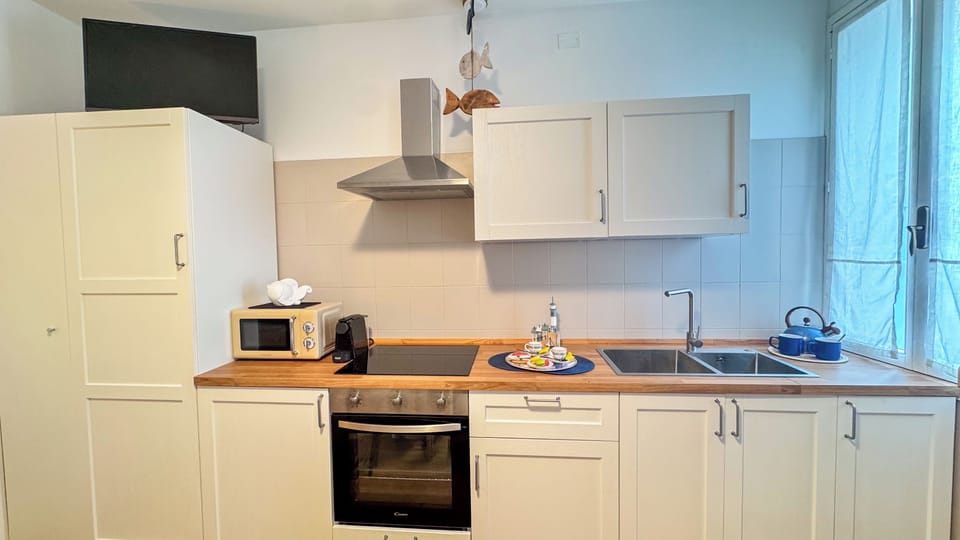 Apartment (1 Bedroom) | Private kitchenette | Espresso maker, microwave, electric kettle, highchair