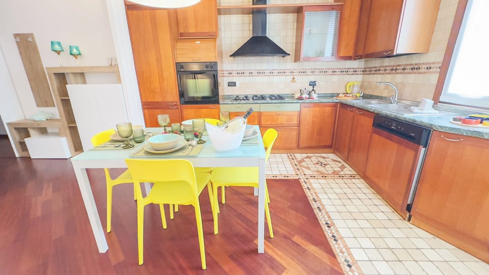 Apartment (2 Bedrooms) | Private kitchen | Espresso maker, microwave, oven, stovetop