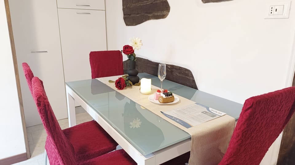Apartment (2 Bedrooms) | Dining room