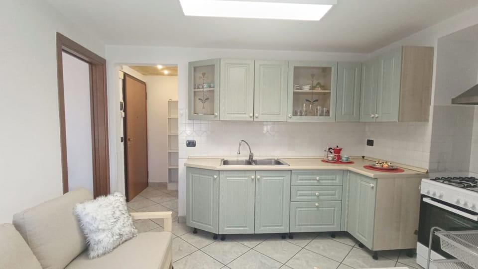 Apartment (1 Bedroom) | Private kitchen | Oven, stovetop, electric kettle, cookware/dishes/utensils