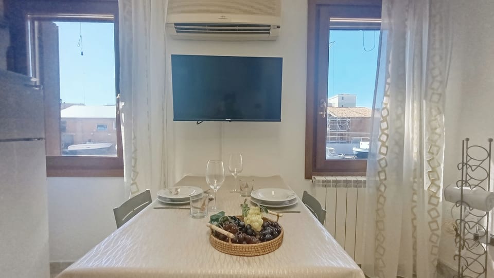 Apartment (1 Bedroom) | Dining room