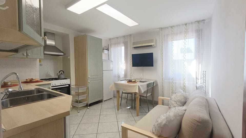 Apartment (1 Bedroom) | Private kitchen | Oven, stovetop, electric kettle, cookware/dishes/utensils