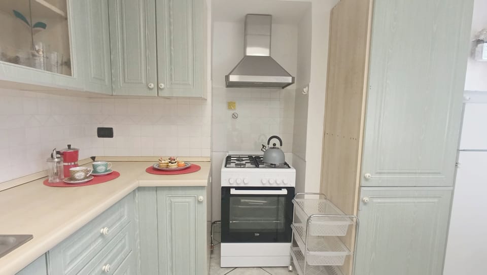 Apartment (1 Bedroom) | Private kitchen | Oven, stovetop, electric kettle, cookware/dishes/utensils