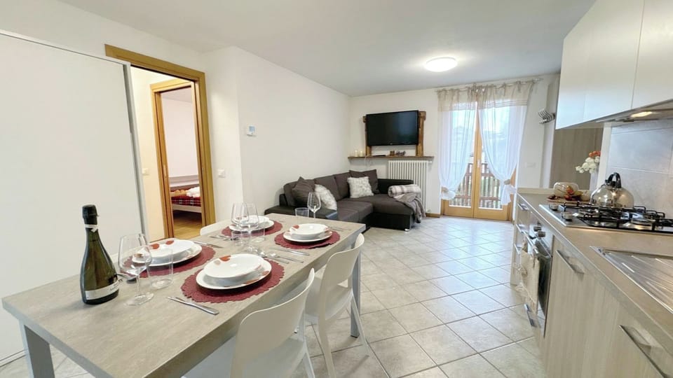Apartment (1 Bedroom) | Dining room
