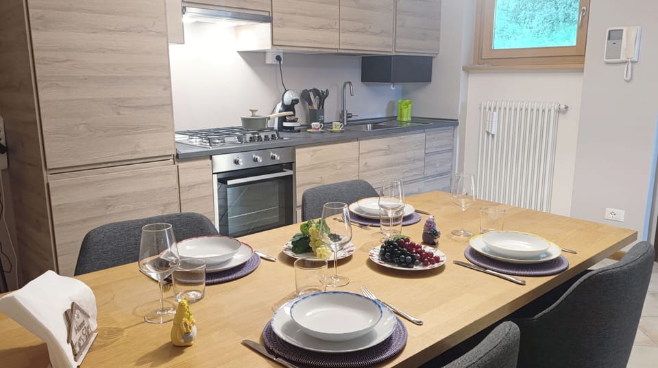 Apartment (1 Bedroom) | Dining room