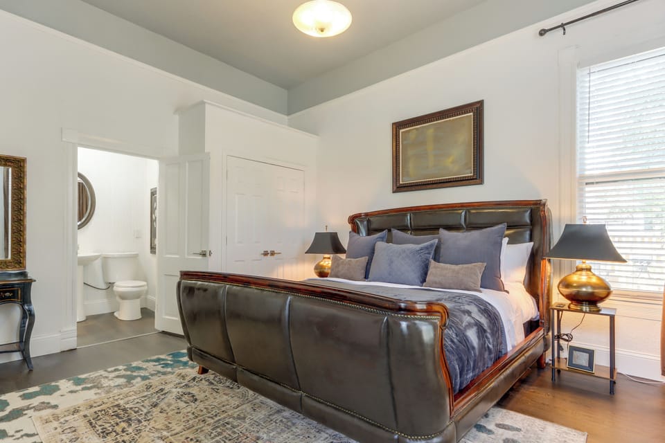 Walk Everywhere! Downtown Fort Smith Duplex Apartment in Fort Smith