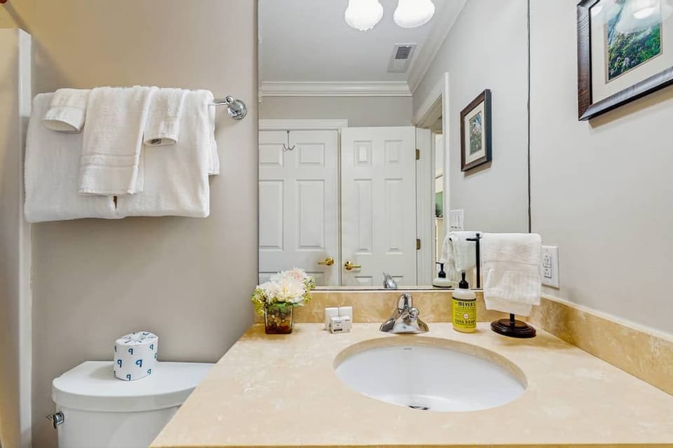 A convenient guest bath adds extra
flexibility for families and friends traveling together.