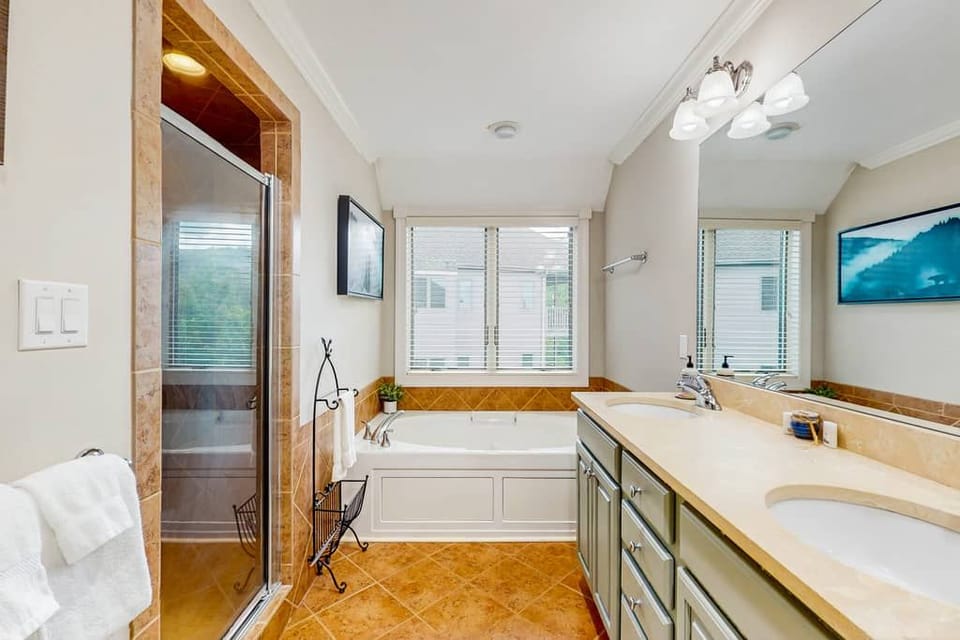 A spacious primary bath offers
plenty of room to refresh and get
ready for the day.