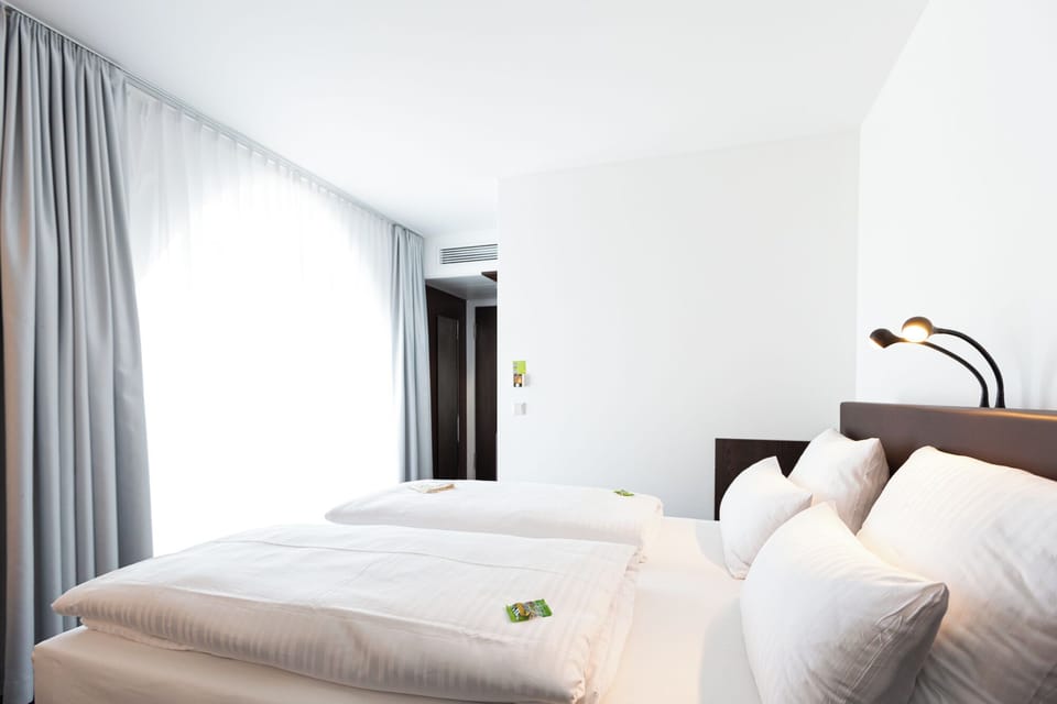 Standard Room | Desk, blackout drapes, soundproofing, free WiFi