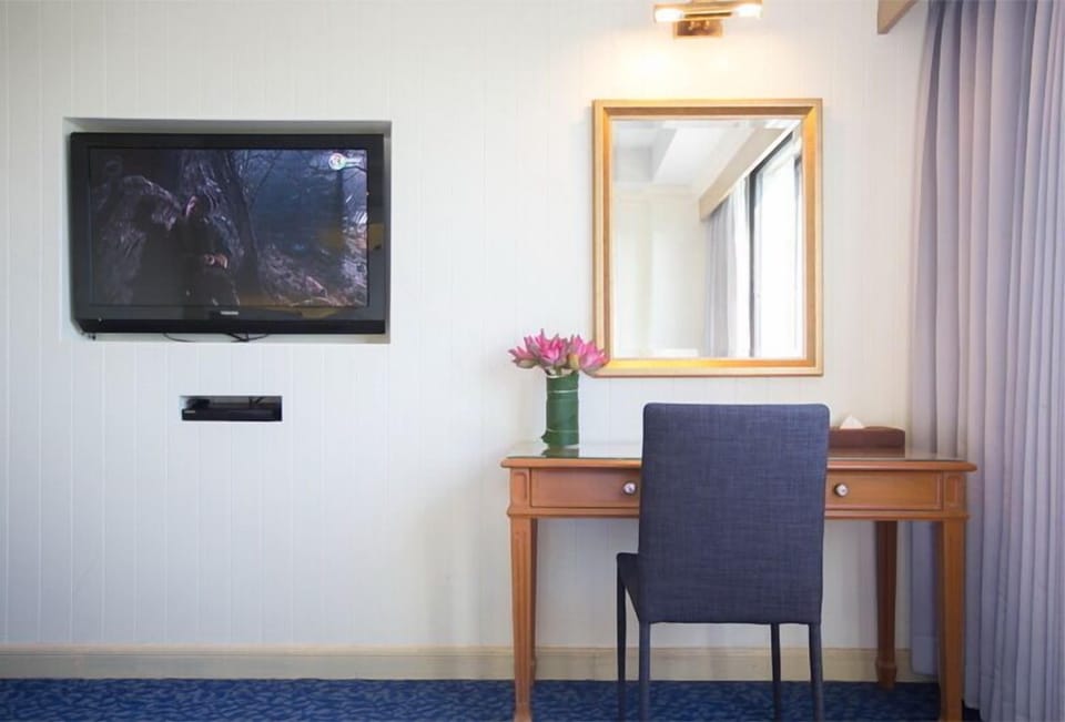 Standard Twin Room | Minibar, in-room safe, desk, blackout drapes