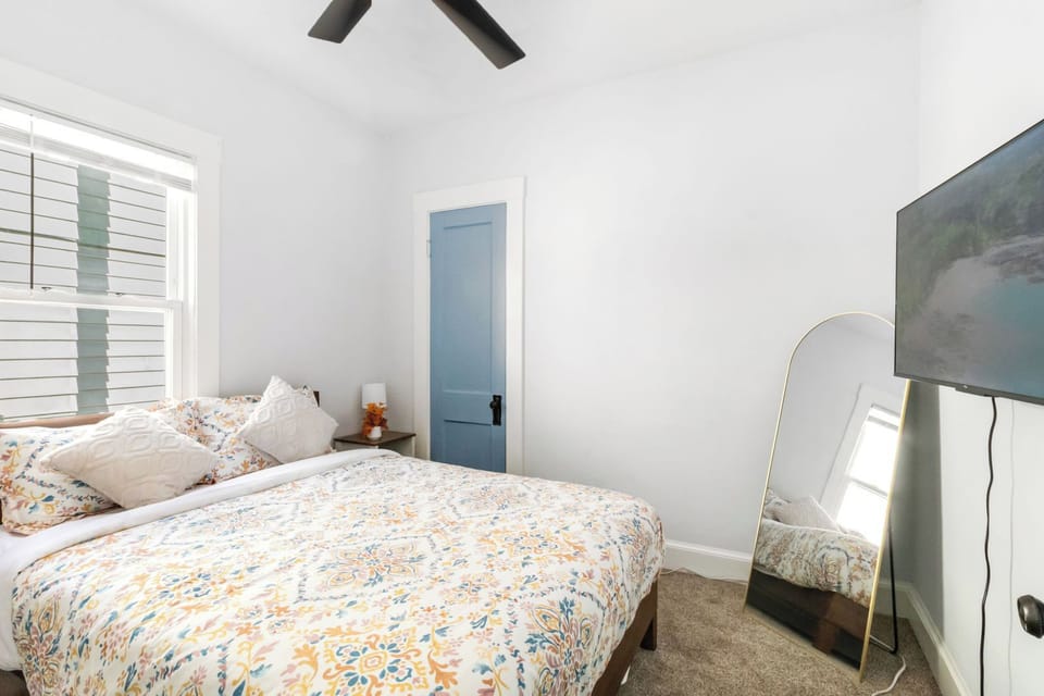 Unwind in a cozy and comfortable room designed with relaxation in mind. Soft bedding, calming décor, and a warm atmosphere create the perfect retreat after a day of exploring. 