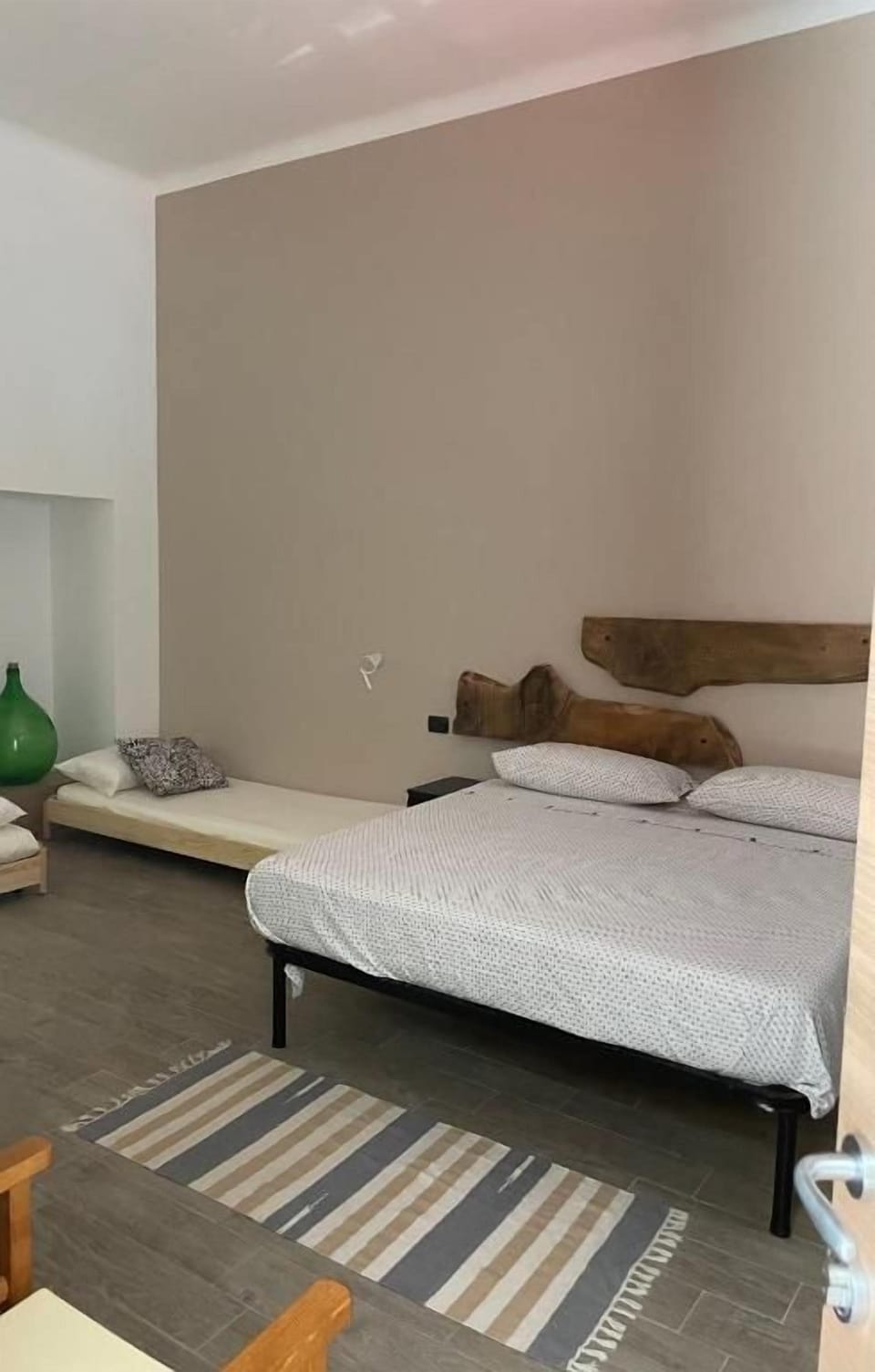 Desk, laptop workspace, WiFi (free)