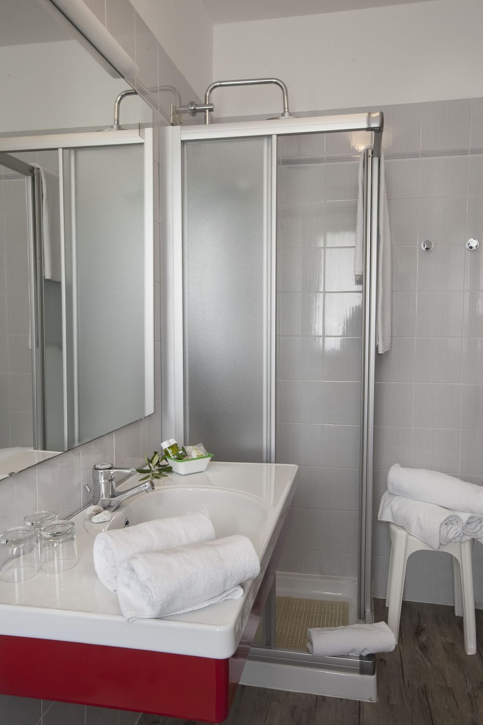 Shower, free toiletries, hair dryer, bidet