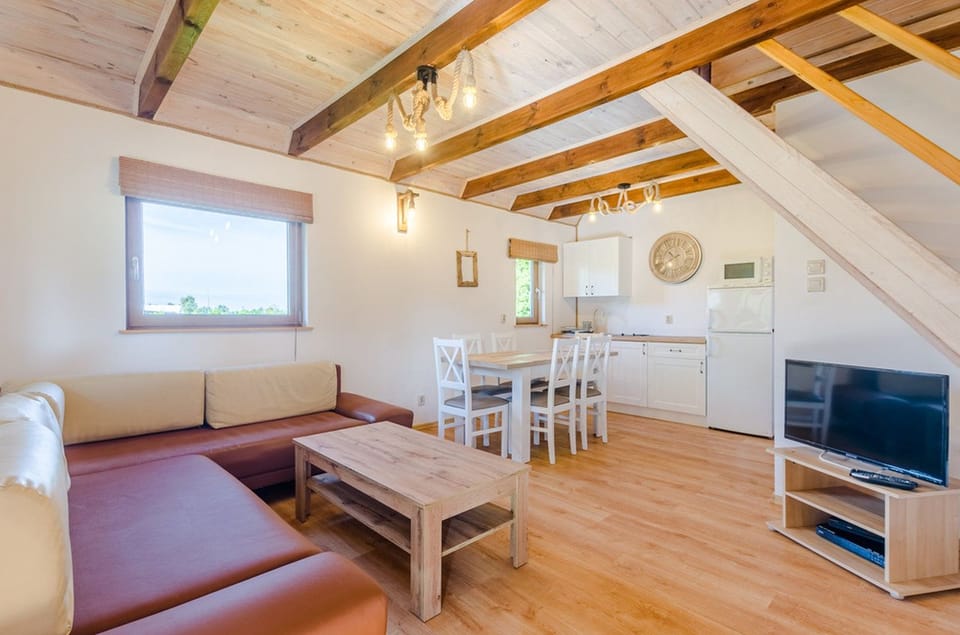 Deluxe Cottage, City View | Living area
