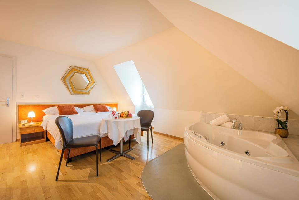 Junior Double Room | 1 bedroom, hypo-allergenic bedding, in-room safe, desk