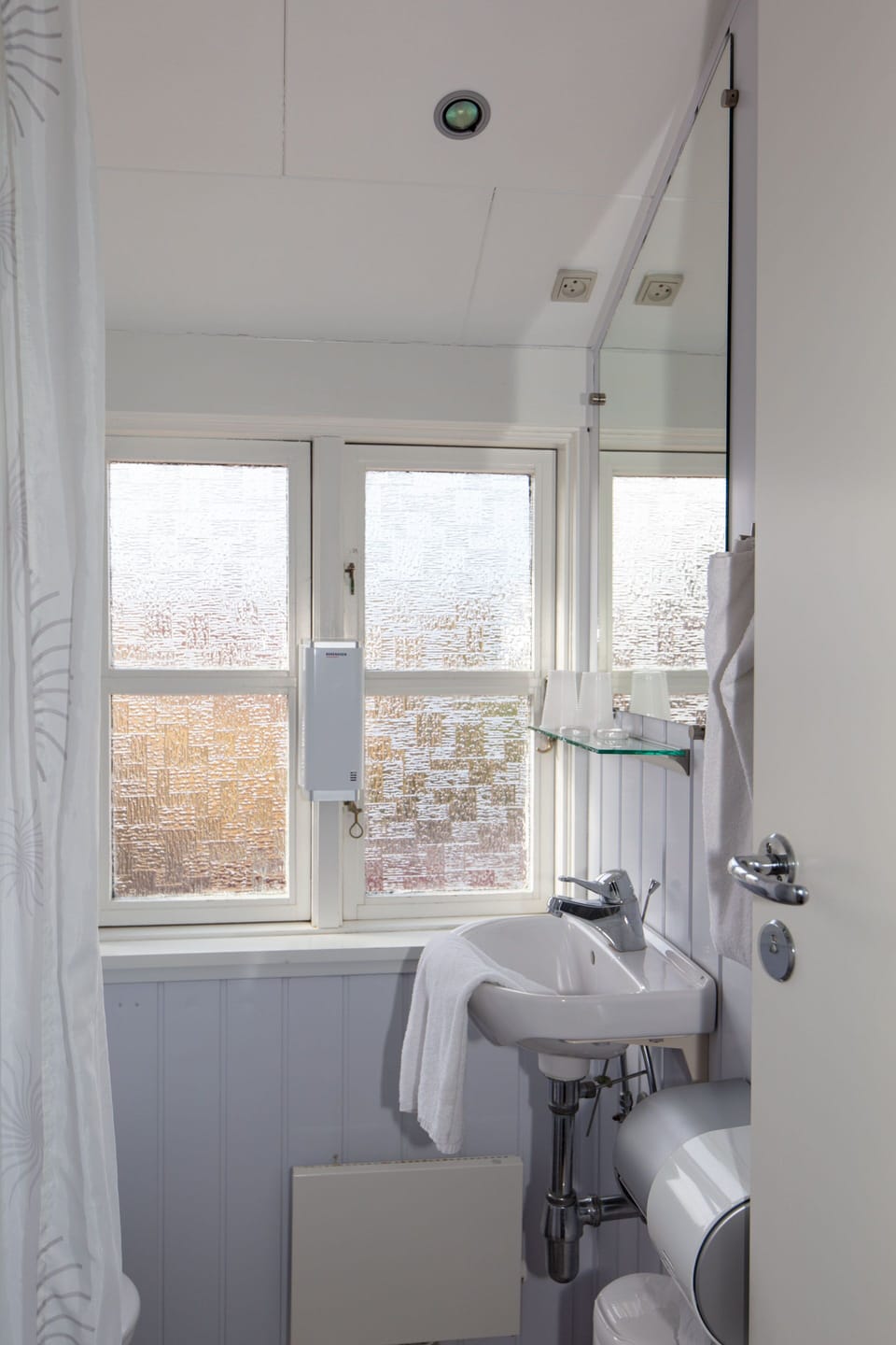 Standard Triple Room, Private Bathroom (Skråvej 10) | Bathroom | Free toiletries, towels, soap, shampoo