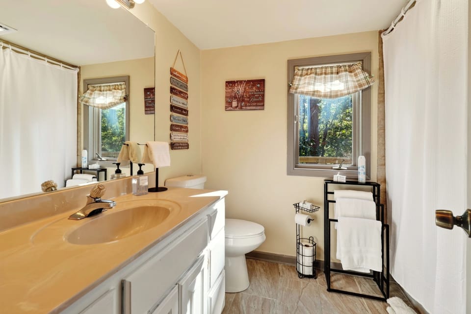 Full bath on lower level with tub/shower. 