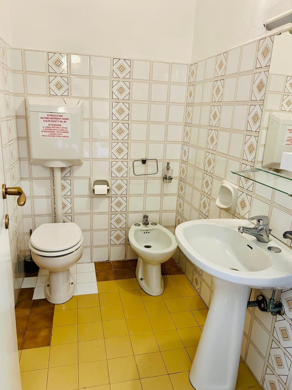Shower, free toiletries, hair dryer, bidet