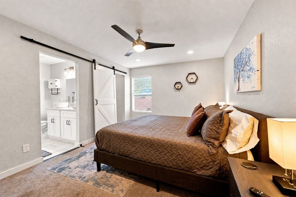 Primary suite with en-suite access