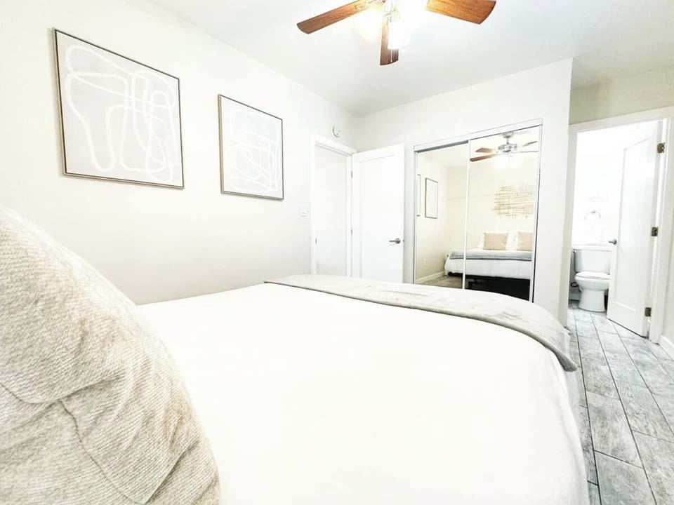 Inviting Bedroom with Modern Comfort ☀️🛏️