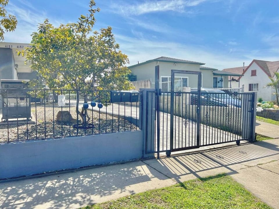 Secure Entrance with Easy Access 🔑🏠