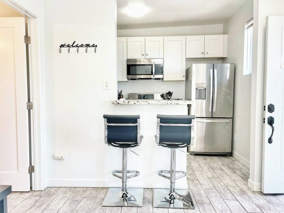 Modern Kitchen with Breakfast Bar 🍳☕