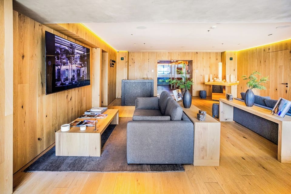 Espacio de coworking compartido con ambiente profesional y moderno, ideal para trabajar cómodamente en el corazón de Reforma, CDMX.