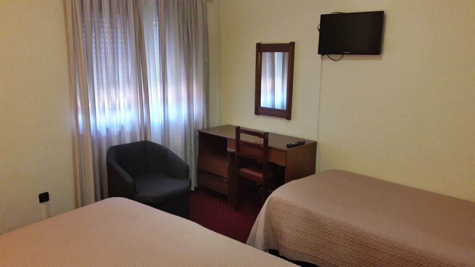 Triple Room | Desk, free WiFi, bed sheets