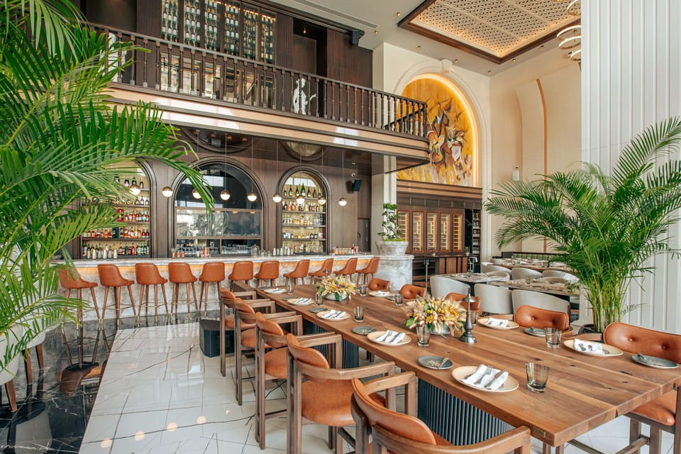 8 restaurants; breakfast, lunch, and dinner served
