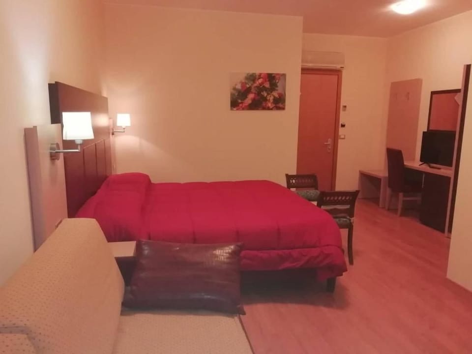 In-room safe, desk, WiFi (free)