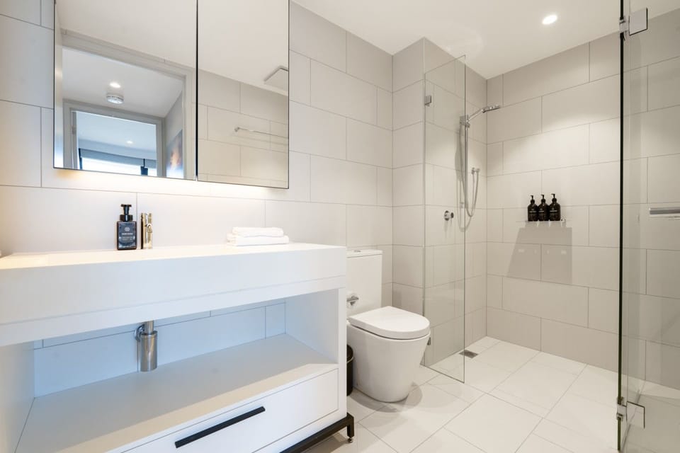 A fresh and modern bathroom offering a clean, bright and comfortable space to refresh and unwind throughout your stay.
