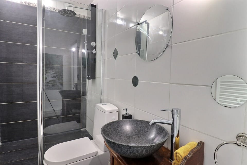 Comfort Double Room, Ensuite, City View (Chambre double Roxane) | Bathroom | Combined shower/tub, hair dryer, towels, soap