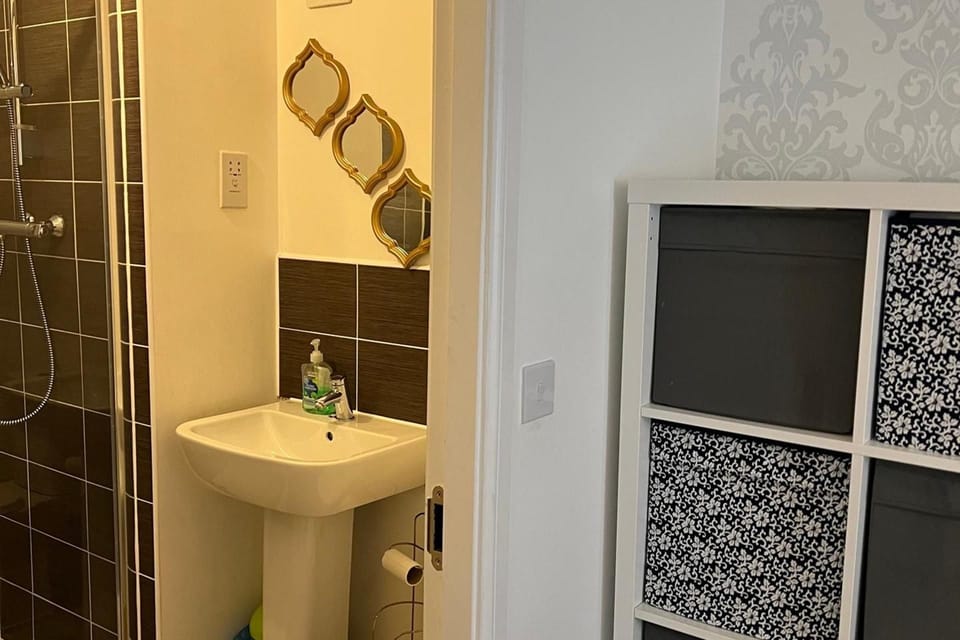 House - Sleeps 10 - Parking - 2 Spaces and Garden House in Coventry