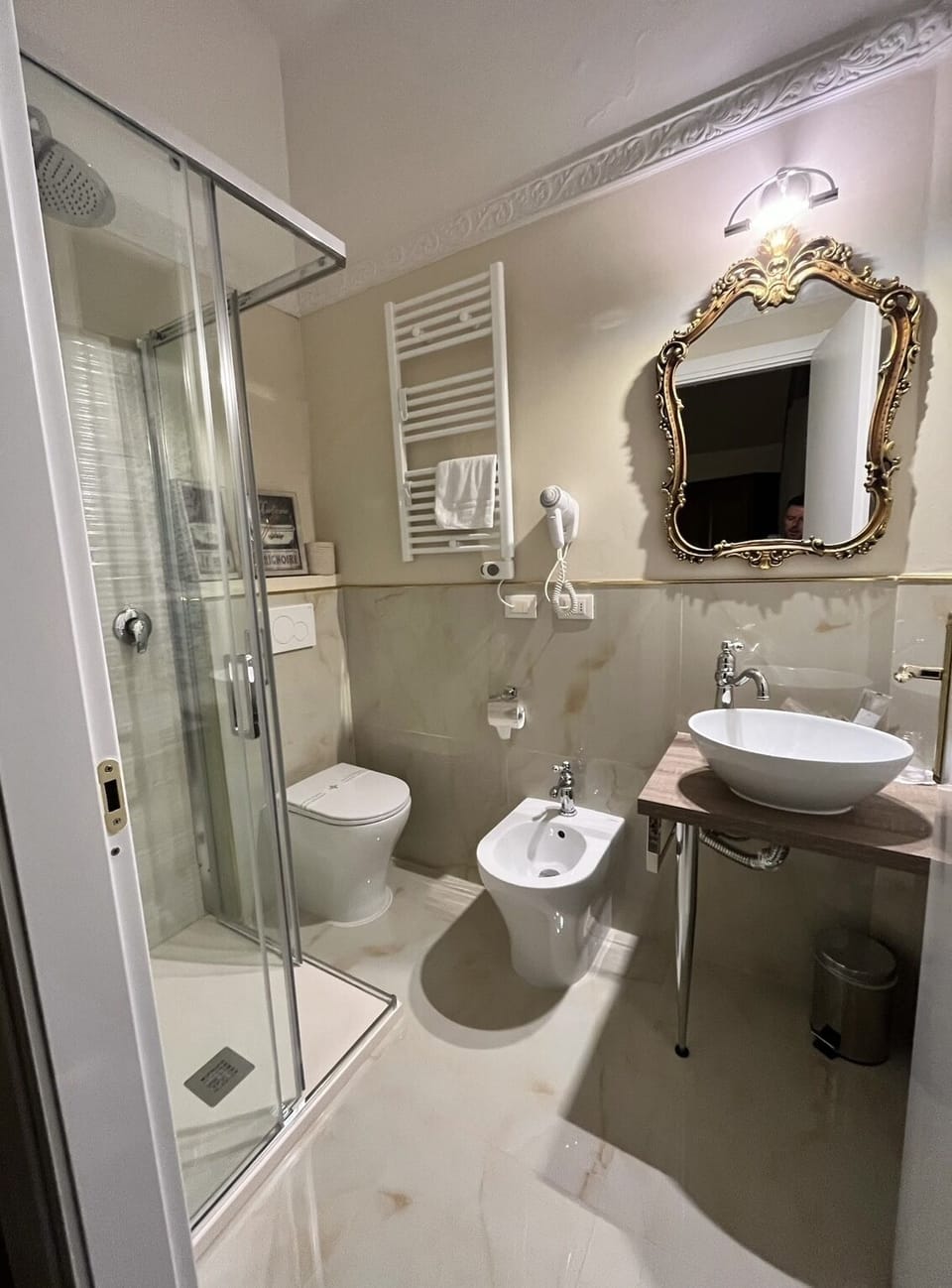 Deluxe Room | Bathroom | Shower, rainfall showerhead, free toiletries, hair dryer