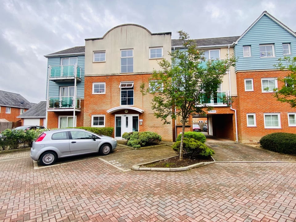 Apartment Sleeps 4 With Parking Apartment in Redhill