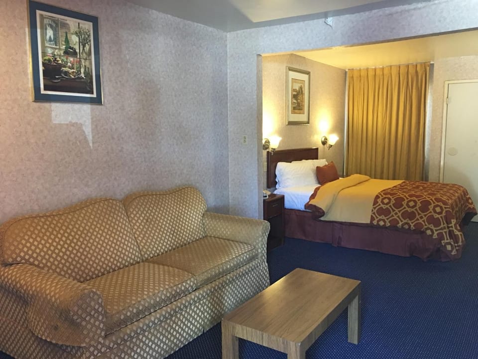 Room, 1 Queen Bed | 1 bedroom, desk, free WiFi, bed sheets
