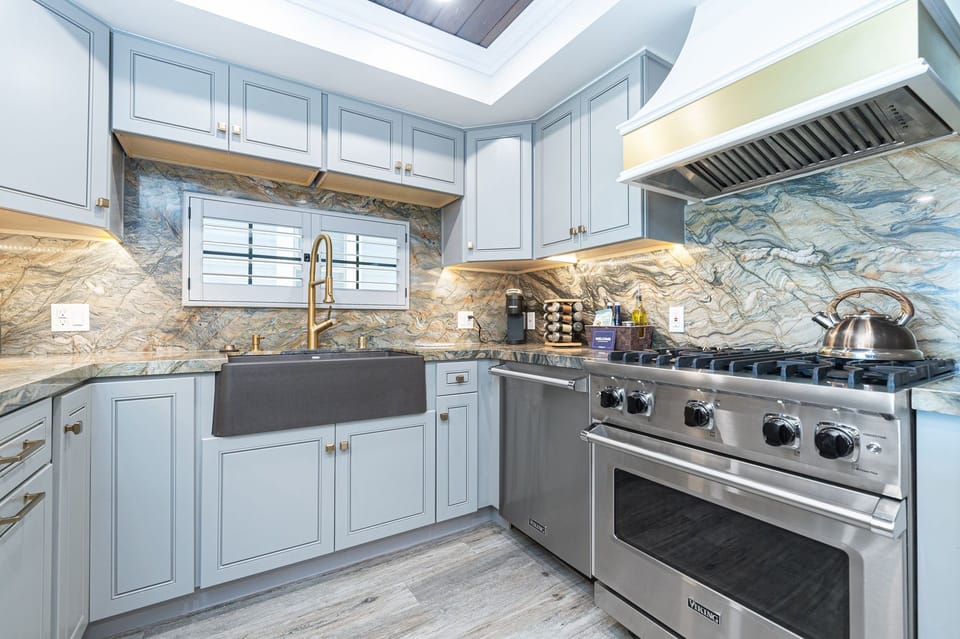 Gourmet six-burner gas stovetop and oven make preparing meals at home easy.
                