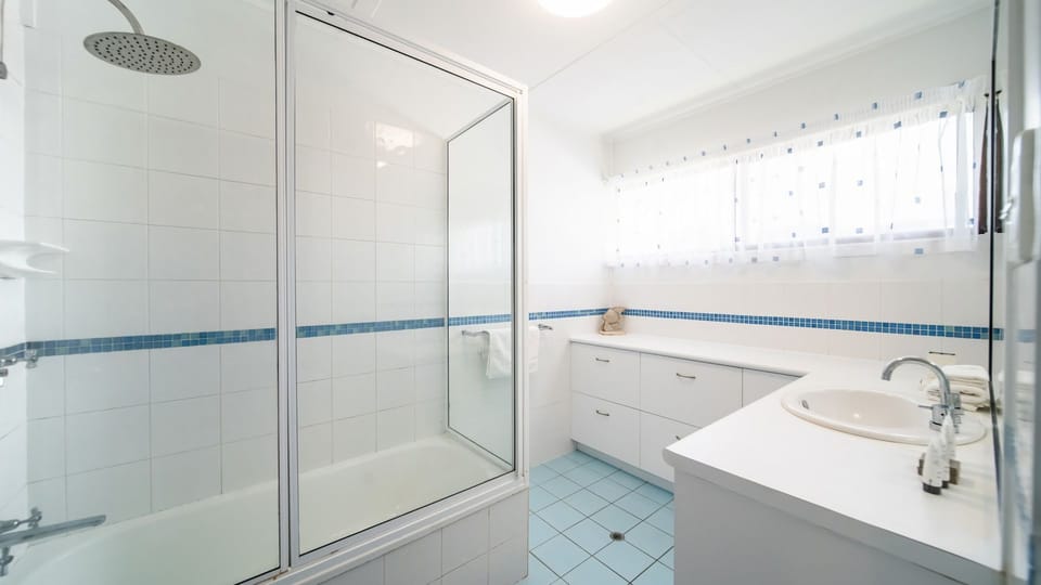 Full bathroom 1 image 1